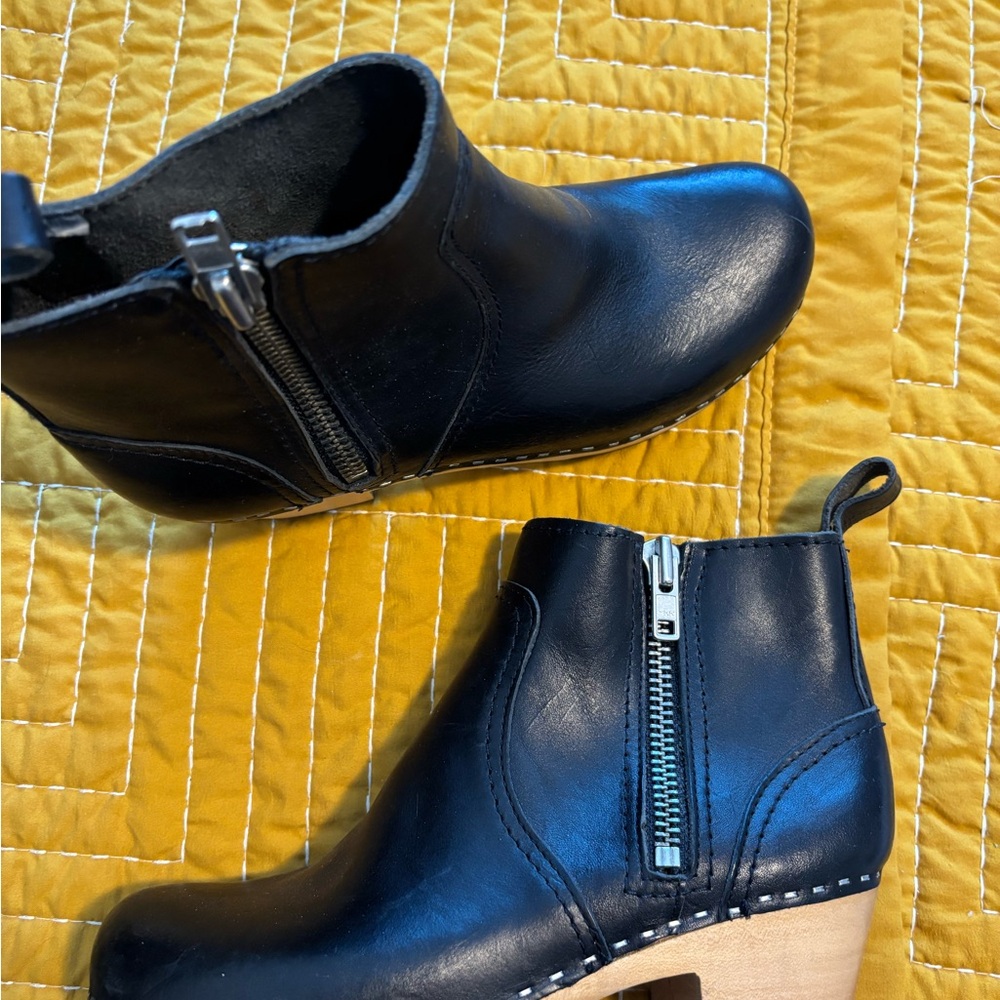 Swedish Hasbeens Black Leather Ankle Booties Zip it Emy 39 size 8.